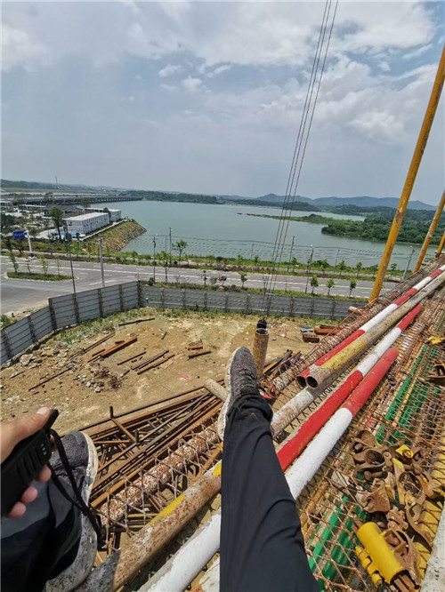 九寨沟县作业中发生设备损坏或人员意外，责任怎么划分？