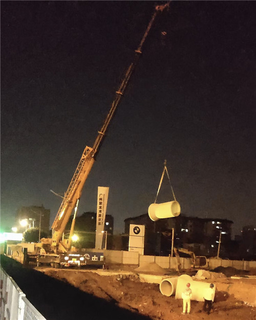 九寨沟县“弯臂矫正”—— 吊车的 “形变补偿” 技术